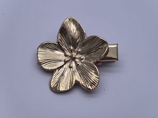 Lightweight and Charming Metal Hair Clip Elegant and Durable for Daily Wear